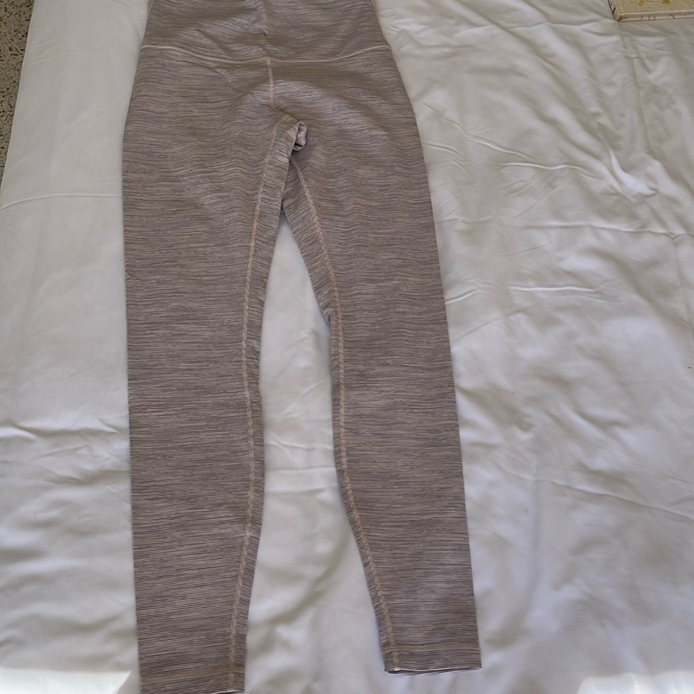 Lululemon Wunder Under size 8